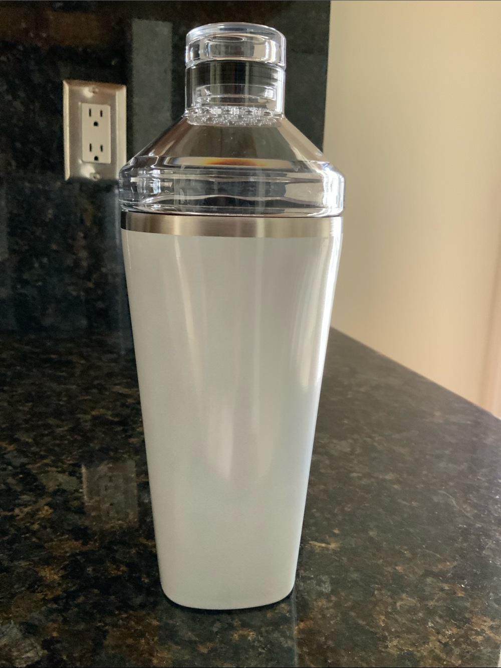 BrüMate Shaker Tumbler in Butter White iridescence - Picture 2 of 8